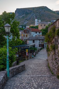 Mostar, Bosna-Hersek, 14 Temmuz 2023: Bosna-Hersek 'in eski Mostar kentinde bir turizm caddesi manzarası