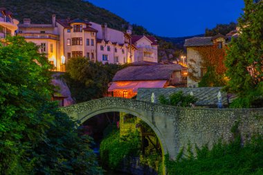 Mostar, Bosna-Hersek, 14 Temmuz 2023: Mostar, Bosna-Hersek 'teki Kriva Cuprija küçük taş köprüsü
