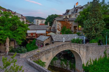 Mostar, Bosna-Hersek, 14 Temmuz 2023: Mostar, Bosna-Hersek 'teki Kriva Cuprija küçük taş köprüsü