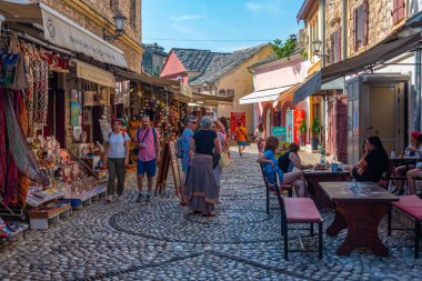 Mostar, Bosna-Hersek, 14 Temmuz 2023: Bosna-Hersek 'in eski Mostar kentinde sokak