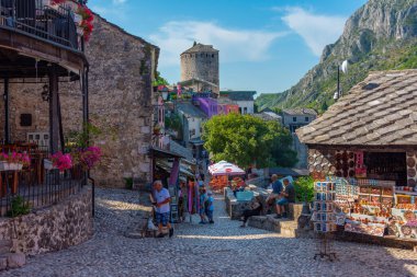 Mostar, Bosna-Hersek, 14 Temmuz 2023: Bosna-Hersek 'in eski Mostar kentinde sokak