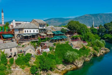 Mostar, Bosna-Hersek, 14 Temmuz 2023: Bosna-Hersek 'in eski Mostar kentinde Neretva' nın Riverside kenti