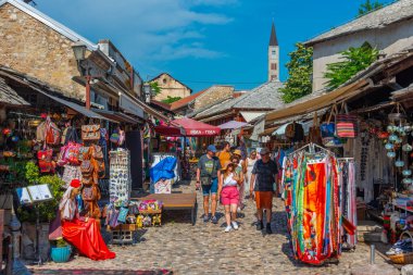 Mostar, Bosna-Hersek, 14 Temmuz 2023: Bosna-Hersek 'in eski Mostar kentinde sokak