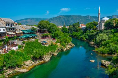 Mostar, Bosna-Hersek, 14 Temmuz 2023: Bosna-Hersek 'in eski Mostar kentinde Neretva' nın Riverside kenti