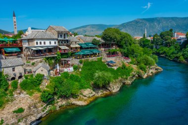 Mostar, Bosna-Hersek, 14 Temmuz 2023: Bosna-Hersek 'in eski Mostar kentinde Neretva' nın Riverside kenti