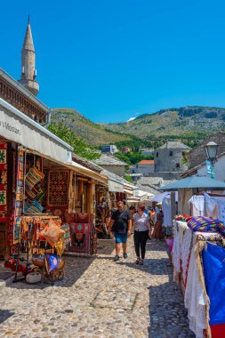 Mostar, Bosna-Hersek, 14 Temmuz 2023: Bosna-Hersek 'in eski Mostar kentinde sokak