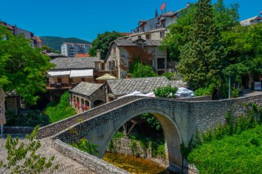 Mostar, Bosna-Hersek, 14 Temmuz 2023: Mostar, Bosna-Hersek 'teki Kriva Cuprija küçük taş köprüsü