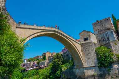 Mostar, Bosna-Hersek, 14 Temmuz 2023: Bosna-Hersek 'in Mostar kentindeki eski köprüde dalgıçlar