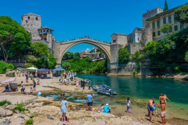 Mostar, Bosna-Hersek, 14 Temmuz 2023: Bosna-Hersek 'teki Old Mostar köprüsünün önündeki sahil