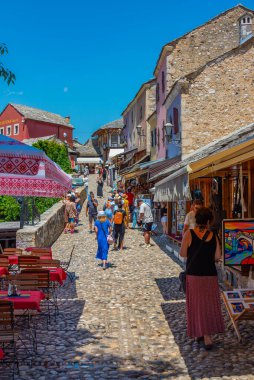 Mostar, Bosna-Hersek, 14 Temmuz 2023: Bosna-Hersek 'in eski Mostar kentinde sokak