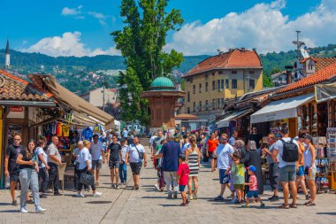 Saraybosna, Bosna-Hersek, 15 Temmuz 2023: Bosna-Hersek 'in başkenti Saraybosna' da güneşli bir günde Bascarsija Meydanı 'ndaki Sebilj çeşmesi