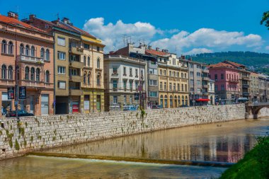 Saraybosna, Bosna-Hersek, 15 Temmuz 2023: Saraybosna, Bosna-Hersek 'in merkezinde Mlijacka Nehri' nin kıyısı