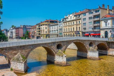Saraybosna, Bosna-Hersek, 15 Temmuz 2023: Saraybosna, Bosna ve Hercegovina 'daki Latin Köprüsü