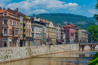 Saraybosna, Bosna-Hersek, 15 Temmuz 2023: Saraybosna, Bosna-Hersek 'in merkezinde Mlijacka Nehri' nin kıyısı