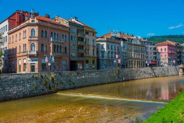 Saraybosna, Bosna-Hersek, 15 Temmuz 2023: Saraybosna, Bosna-Hersek 'in merkezinde Mlijacka Nehri' nin kıyısı