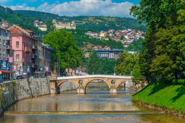 Saraybosna, Bosna-Hersek, 15 Temmuz 2023: Saraybosna, Bosna ve Hercegovina 'daki Sehercehaja Köprüsü
