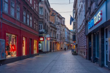 Saraybosna, Bosna-Hersek, 16 Temmuz 2023: Bosna-Hersek 'in eski Saraybosna kentindeki bir caddede gün doğumu