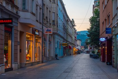 Saraybosna, Bosna-Hersek, 16 Temmuz 2023: Bosna-Hersek 'in eski Saraybosna kentindeki bir caddede gün doğumu