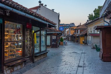 Saraybosna, Bosna-Hersek, 16 Temmuz 2023: Bosna-Hersek 'in eski Saraybosna kentindeki bir caddede gün doğumu