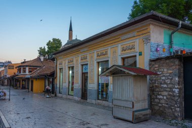 Saraybosna, Bosna-Hersek, 16 Temmuz 2023: Bosna-Hersek 'in eski Saraybosna kentindeki bir caddede gün doğumu