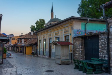 Saraybosna, Bosna-Hersek, 16 Temmuz 2023: Bosna-Hersek 'in eski Saraybosna kentindeki bir caddede gün doğumu