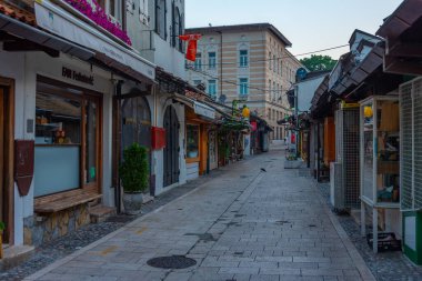 Saraybosna, Bosna-Hersek, 16 Temmuz 2023: Bosna-Hersek 'in eski Saraybosna kentindeki bir caddede gün doğumu