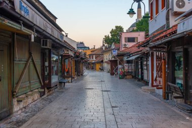 Saraybosna, Bosna-Hersek, 16 Temmuz 2023: Bosna-Hersek 'in eski Saraybosna kentindeki bir caddede gün doğumu
