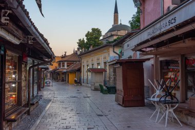 Saraybosna, Bosna-Hersek, 16 Temmuz 2023: Bosna-Hersek 'in eski Saraybosna kentindeki bir caddede gün doğumu