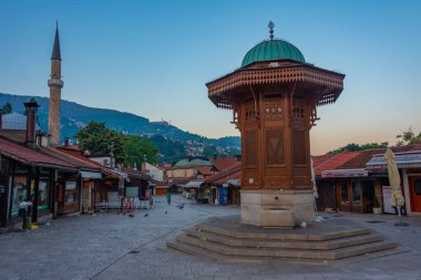 Saraybosna, Bosna-Hersek, 16 Temmuz 2023: Bosna-Hersek 'in başkenti Saraybosna' da güneşli bir günde Bascarsija Meydanı 'ndaki Sebilj çeşmesinde gün doğumu