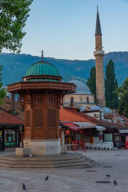 Saraybosna, Bosna-Hersek, 16 Temmuz 2023: Bosna-Hersek 'in başkenti Saraybosna' da güneşli bir günde Bascarsija Meydanı 'ndaki Sebilj çeşmesinde gün doğumu