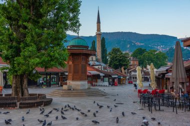 Saraybosna, Bosna-Hersek, 16 Temmuz 2023: Bosna-Hersek 'in başkenti Saraybosna' da güneşli bir günde Bascarsija Meydanı 'ndaki Sebilj çeşmesinde gün doğumu