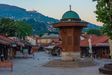 Saraybosna, Bosna-Hersek, 16 Temmuz 2023: Bosna-Hersek 'in başkenti Saraybosna' da güneşli bir günde Bascarsija Meydanı 'ndaki Sebilj çeşmesinde gün doğumu