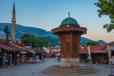 Saraybosna, Bosna-Hersek, 16 Temmuz 2023: Bosna-Hersek 'in başkenti Saraybosna' da güneşli bir günde Bascarsija Meydanı 'ndaki Sebilj çeşmesinde gün doğumu
