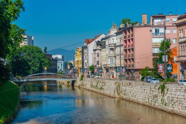 Saraybosna, Bosna-Hersek, 16 Temmuz 2023: Saraybosna, Bosna-Hersek 'in merkezinde Mlijacka Nehri' nin kıyısı
