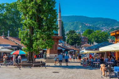 Saraybosna, Bosna-Hersek, 16 Temmuz 2023: Bosna-Hersek 'in başkenti Saraybosna' da güneşli bir günde Bascarsija Meydanı 'ndaki Sebilj çeşmesi