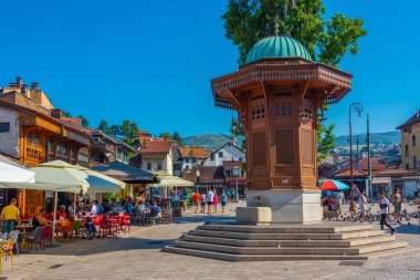 Saraybosna, Bosna-Hersek, 16 Temmuz 2023: Bosna-Hersek 'in başkenti Saraybosna' da güneşli bir günde Bascarsija Meydanı 'ndaki Sebilj çeşmesi