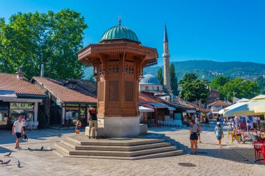 Saraybosna, Bosna-Hersek, 16 Temmuz 2023: Bosna-Hersek 'in başkenti Saraybosna' da güneşli bir günde Bascarsija Meydanı 'ndaki Sebilj çeşmesi