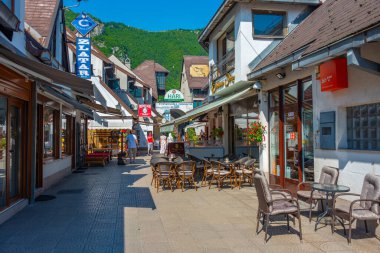 Travnik, Bosna-Hersek, 16 Temmuz 2023: Bosna-Hersek 'in eski Travnik kentinde sokak