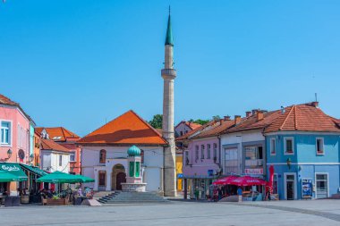 Tuzla, Bosna-Hersek, 19 Temmuz 2023: Bosna 'nın Tuzla kentindeki Özgürlük Meydanı' nda yaz günü