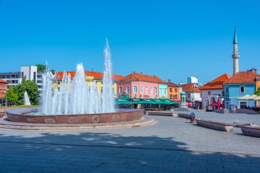 Tuzla, Bosna-Hersek, 19 Temmuz 2023: Bosna 'nın Tuzla kentindeki Özgürlük Meydanı' nda yaz günü