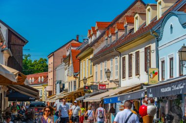 Zagreb, Hırvatistan, 30 Haziran 2023: Hırvatistan 'ın eski Zagreb kentinde bir sokakta yaz günü
