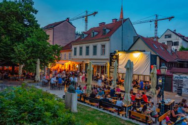 Zagreb, Hırvatistan, 30 Haziran 2023: Hırvatistan 'ın eski Zagreb kentinde bir sokakta gün batımı