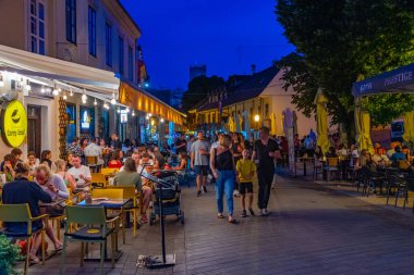 Zagreb, Hırvatistan, 30 Haziran 2023: Hırvatistan 'ın eski Zagreb kentinde bir sokakta gün batımı