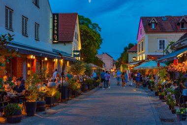 Zagreb, Hırvatistan, 30 Haziran 2023: Hırvatistan 'ın eski Zagreb kentinde bir sokakta gün batımı