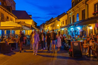 Zagreb, Hırvatistan, 30 Haziran 2023: Hırvatistan 'ın eski Zagreb kentinde bir sokakta gün batımı