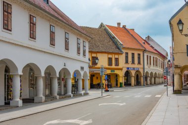 Vukovar, Hırvatistan, 2 Temmuz 2023: Hırvat kenti Vukovar 'ın merkezinde sokak