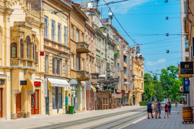 Osijek, Hırvatistan, 2 Temmuz 2023: Hırvatistan 'ın Osijek kentindeki ticaret caddesi
