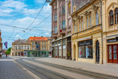Osijek, Hırvatistan, 2 Temmuz 2023: Hırvatistan 'ın Osijek kentindeki ticaret caddesi