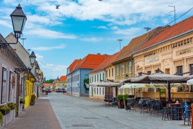Osijek, Hırvatistan, 2 Temmuz 2023: Hırvatistan 'ın eski Osijek kentinde insanlar yaz gününün keyfini çıkarıyorlar