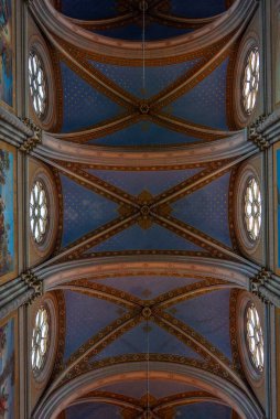 Djakovo, Hırvatistan, 2 Temmuz 2023: Hırvatistan 'ın Djakovo kentindeki Aziz Peter katedralinin içi